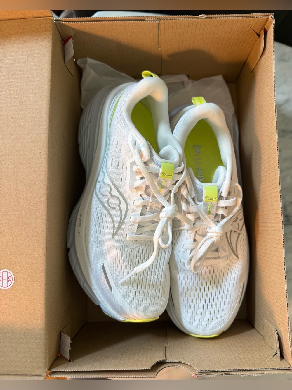 Saucony Guide 18 max cushioning trainers in white and ice melt Size 7.5 NIB - Picture 7 of 14